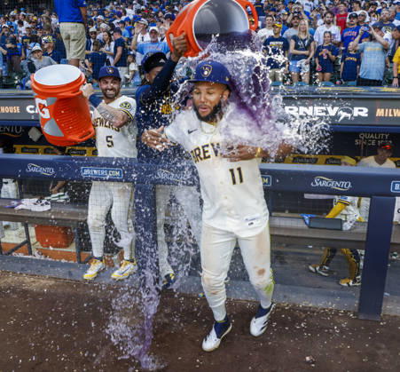 Milwaukee Brewers left fielder Jackson Chourio gets a Gatorade bath after the MLB, Baseball Herren, USA game between the Chicago Cubs and the Milwaukee Brewers at American Family Field in Milwaukee, Wisconsin on Monday, September 7, 2026. The Brewers defeated the Cubs 4-3.  MIL20260907836 TANNENxMAURY