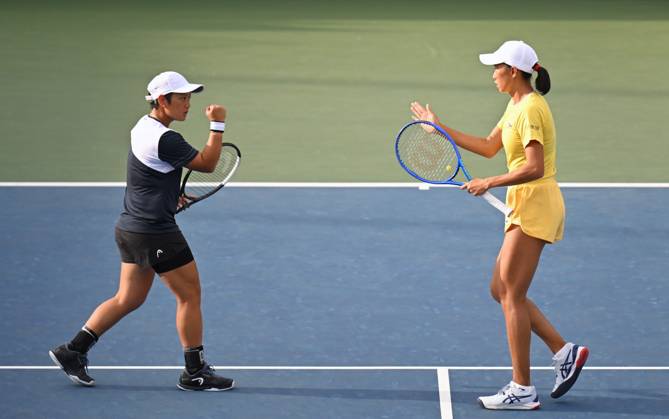 (260909) -- NEW YORK, Sept. 9, 2026 -- Zhang Shuai (R) Jiang Xinyu react during the women s doubles quarterfinal between China s Zhang Shuai Jiang Xinyu and Luisa Stefani (Brazil) Gabriela Dabrowski (Canada) at the 2026 US Open tennis championships in New York, the United States, Sept. 8, 2026. ) (SP)U.S.-NEW YORK-TENNIS-US OPEN-WOMEN S DOUBLES LixRui