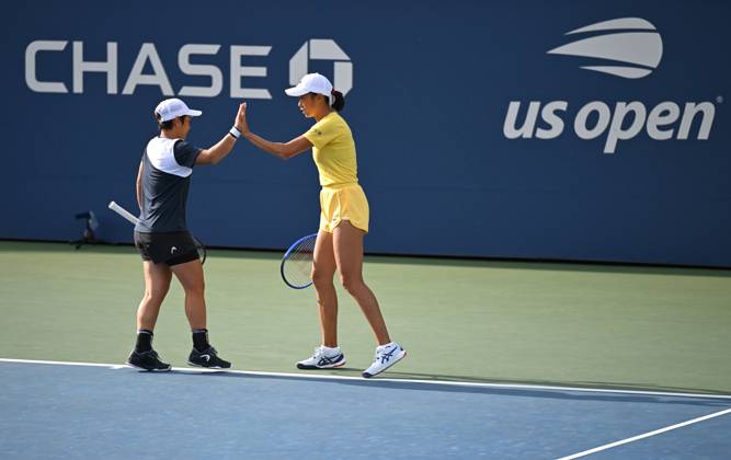 (260909) -- NEW YORK, Sept. 9, 2026 -- Zhang Shuai (R) Jiang Xinyu react during the women s doubles quarterfinal between China s Zhang Shuai Jiang Xinyu and Luisa Stefani (Brazil) Gabriela Dabrowski (Canada) at the 2026 US Open tennis championships in New York, the United States, Sept. 8, 2026. ) (SP)U.S.-NEW YORK-TENNIS-US OPEN-WOMEN S DOUBLES LixRui 