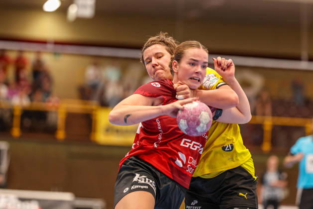 GER, Bensheim, HSG Bensheim Auerbach Flames vs. Borussia Dortmund, Alsco Women s Handball Bundesliga, Handball, DHB, 2026–2027 Season, Weststadthalle Bensheim, Matchday 3 in pictures: from left, Ida Hoberg Rasmussen, Bensheim Flames Women’s Team 10, Alina Grijseels, BVB Borussia Dortmund Women’s Team 4, fierce battle, pulling, holding; DFB and DFL regulations prohibit any use of photographs as image sequences and or quasi-video, September 9, 2026 Copyright: HMBxMedia HendrikxHamelau