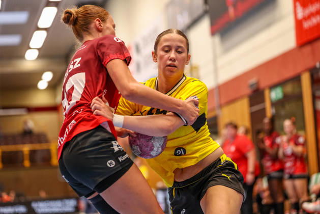 GER, Bensheim, HSG Bensheim Auerbach Flames vs. Borussia Dortmund, Alsco Women’s Handball Bundesliga, Handball, DHB, 2026–2027 Season, Weststadthalle Bensheim, Matchday 3 in pictures (from left): Jule Polsz, Bensheim Flames Women’s 17, Lara Egeling, BVB Borussia Dortmund Women’s Team 44. DFB and DFL regulations prohibit any use of photographs as image sequences and or quasi-video. September 9, 2026 Copyright: HMBxMedia HendrikxHamelau