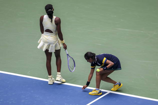 US Open tennis tournament - Day 11 An US Open ball crew member picks up an object on the court next to Coco Gauff of the US (L) as she plays against Mirra Andreeva of Russia during the Women s Singles Quarterfinals match of the US Open Tennis Championships in Flushing Meadows, New York, USA, 09 September 2026. FLUSHING MEADOWS NEW YORK United States  Copyright: xSARAHxYENESELx