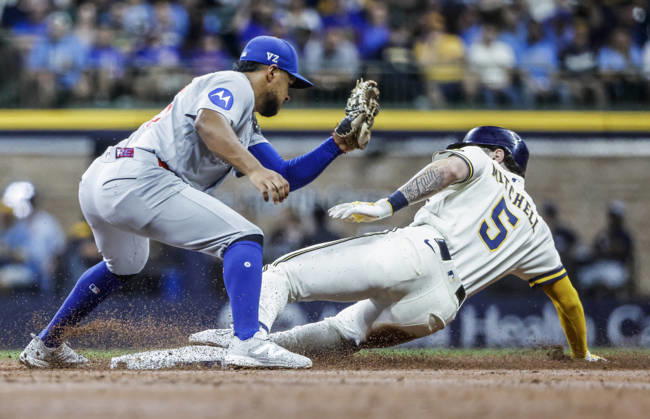 Milwaukee Brewers center fielder Garrett Mitchell steals second base on Chicago Cubs second baseman Pedro Ramirez in the third inning of the MLB, Baseball Herren, USA game between the Chicago Cubs and the Milwaukee Brewers at American Family Field in Milwaukee, Wisconsin on Wednesday, September 9, 2026.  MIL20260909817 TANNENxMAURY
