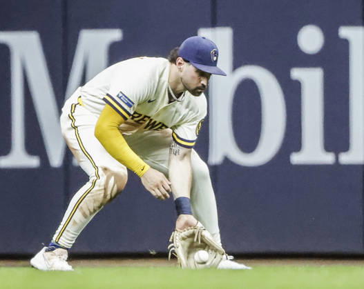 Milwaukee Brewers center fielder Garrett Mitchell fields a ball hit for a single by Chicago Cubs center fielder Pete Crow-Armstrong in the fourth inning of the MLB, Baseball Herren, USA game between the Chicago Cubs and the Milwaukee Brewers at American Family Field in Milwaukee, Wisconsin on Wednesday, September 9, 2026.  MIL20260909820 TANNENxMAURY