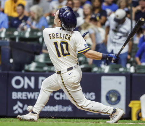 Milwaukee Brewers right fielder Sal Frelick fouls a ball off his ankle inning of the MLB, Baseball Herren, USA game between the Chicago Cubs and the Milwaukee Brewers at American Family Field in Milwaukee, Wisconsin on Wednesday, September 9, 2026.  MIL20260909821 TANNENxMAURY