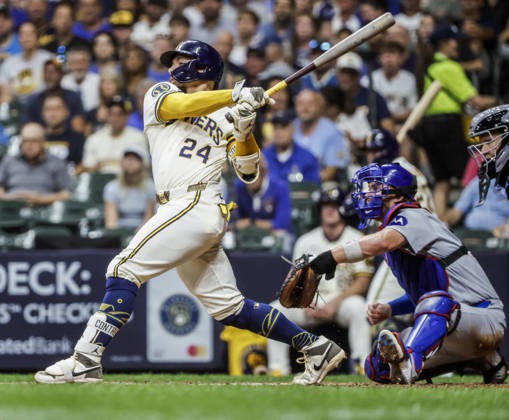 Milwaukee Brewers catcher William Contreras hits a single in front of Chicago Cubs catcher Carson Kelly in the sixth inning of the MLB, Baseball Herren, USA game between the Chicago Cubs and the Milwaukee Brewers at American Family Field in Milwaukee, Wisconsin on Wednesday, September 9, 2026.  MIL20260909830 TANNENxMAURY