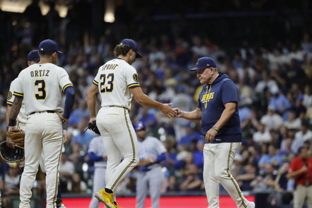 Milwaukee Brewers manager Pat Murphy (R) pulls Milwaukee Brewers relief pitcheer Brandon Sproat in the ninth inning of the MLB, Baseball Herren, USA game between the Chicago Cubs and the Milwaukee Brewers at American Family Field in Milwaukee, Wisconsin on Wednesday, September 9, 2026. The Brewers defeated the Cubs 8-2 to sweep the three game series.  MIL202609098 TANNENxMAURY