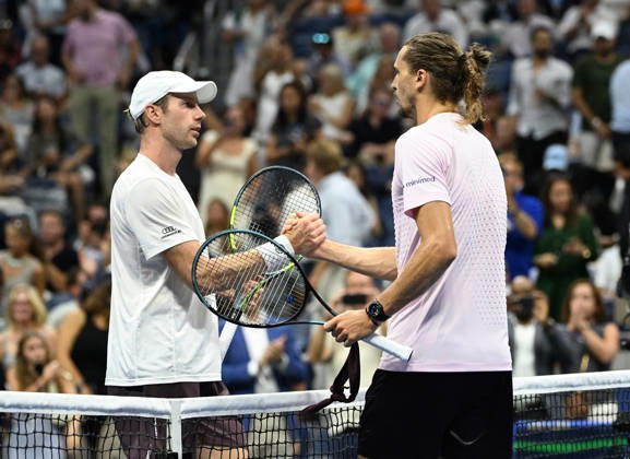 Alexander Zverev meets Botic van de Zandschulpv at the net after the match in Arthur Ashe Stadium during the quarter finals at the 2026 US Open Tennis Championship held at the USTA Billie Jean King National Tennis Center in New York City on Tuesday, September 9, 2026.  NYP20260909503 LARRYxMARANO