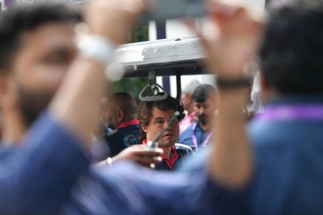 Global Chess League 2026 A fan takes a selfie with Magnus Carlsen of Norway, playing for Alpine APL Pipers, during Match 21 of the Global Chess League 2026 in Bengaluru, India, on September 10, 2026. Bengaluru Karnataka India  Copyright: xRanjithxKumarx originalFilename:kumar-globalch260910_npyuT.jpg