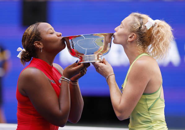 Katerina Siniakova of Czechia (R) and Taylor Townsend kiss the trophy after winning the Women s Doubles Final in Arthur Ashe Stadium at the 2026 US Open Tennis Championship at the USTA Billie Jean King National Tennis Center in New York City on Friday, September 11, 2026. They defeated Robin Montgomery and Ashlyn Krueger 5-7, 6-0, 6-2.  NYP20260911808 JOHNxANGELILLO