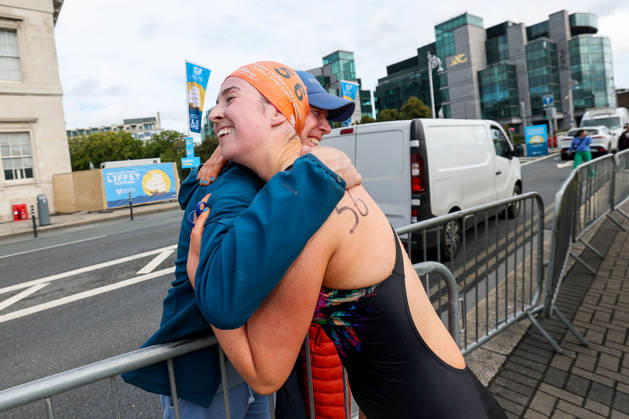 REPRO FREE *PRESS RELEASE NO REPRODUCTION FEE* EDITORIAL USE ONLY 106th Dublin City Liffey Swim 2026, River Liffey, Dublin 12 9 2026 Sadhbh Byrne celebrates with her father after winning the women™s race Sadhbh Byrne celebrates with her father after winning the women™s race 12 9 2026  Copyright: xx RB2_7013