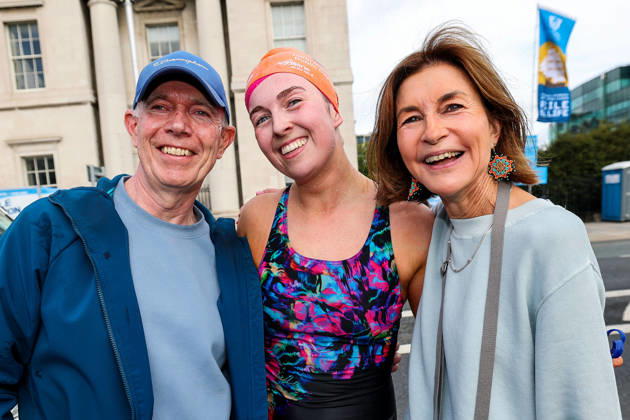 REPRO FREE *PRESS RELEASE NO REPRODUCTION FEE* EDITORIAL USE ONLY 106th Dublin City Liffey Swim 2026, River Liffey, Dublin 12 9 2026 Sadhbh Byrne celebrates with her parents Niall and Louise after winning the women™s race Sadhbh Byrne celebrates with her parents Niall and Louise after winning the women™s race 12 9 2026  Copyright: xx RB2_7063