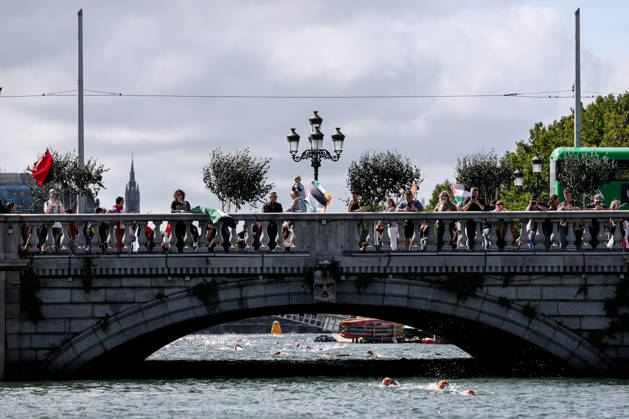 REPRO FREE *PRESS RELEASE NO REPRODUCTION FEE* EDITORIAL USE ONLY 106th Dublin City Liffey Swim 2026, River Liffey, Dublin 12 9 2026 A view of a protest on O™Connell bridge as competitors swim under A view of a protest on O™Connell bridge as competitors swim under 12 9 2026  Copyright: xx DANS3329