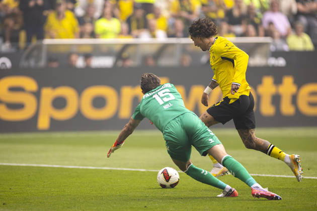 September 12, 2026, Soccer, Matchday 3 of the German Bundesliga, Borussia Dortmund vs. SC Paderborn: Goalkeeper Nahuell Noll of SC Paderborn 07 is outmaneuvered by Fabio Silva of Borussia Dortmund, who scores the 1–0 goal at Signal Iduna Park, NRW, Germany xRHR PHOTO DEx Copyright: DennisxEwert RHR-FOTOx RHR-FOTO DE