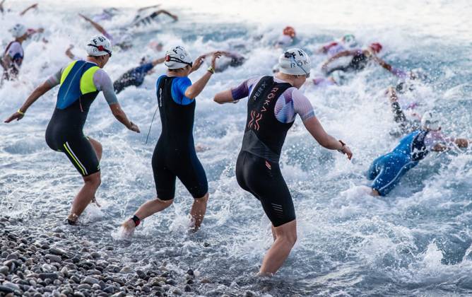 2026 IRONMAN 70.3 World Championship in Nice: Swim Start Athletes competing in the 2026 VinFast IRONMAN 70.3 World Championship in Nice, France. Nice, Promenade des Anglais, Alpes-Maritimes, Provence-Alpes-Côte d Azur, France IKW_9192