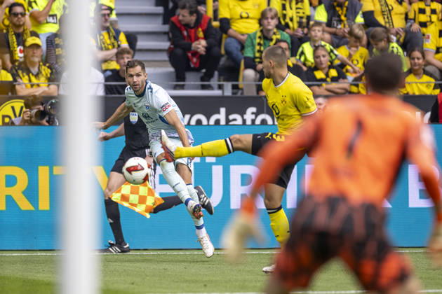 September 12, 2026, Soccer, Matchday 3 of the 1st Bundesliga, Borussia Dortmund vs. SC Paderborn, Marvin Pieringer (SC Paderborn 07), Waldemar Anton (Borussia Dortmund), Signal Iduna Park, North Rhine-Westphalia, Germany, xRHR PHOTO DEx Copyright: DennisxEwert RHR-FOTOx RHR-FOTO DE