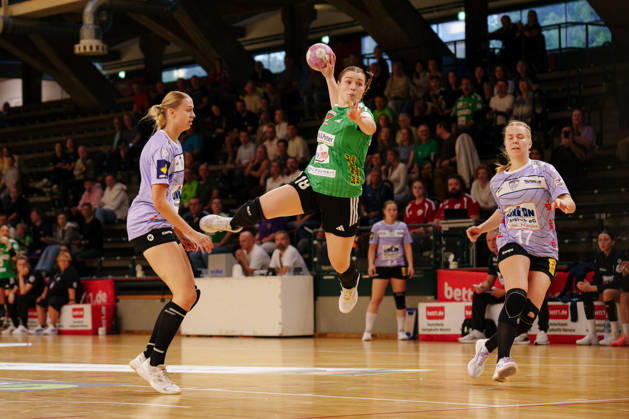 2 Alsco Women s Handball Bundesliga, Matchday 3: Füchse Berlin vs. Rostocker Handball Club; Moana Thelemann of Füchse Berlin, No. 18, taking a jump shot on September 12, 2026, at the Charlottenburg Sports Hall, Berlin, Berlin, Charlottenburg Sports Hall, Berlin, Germany