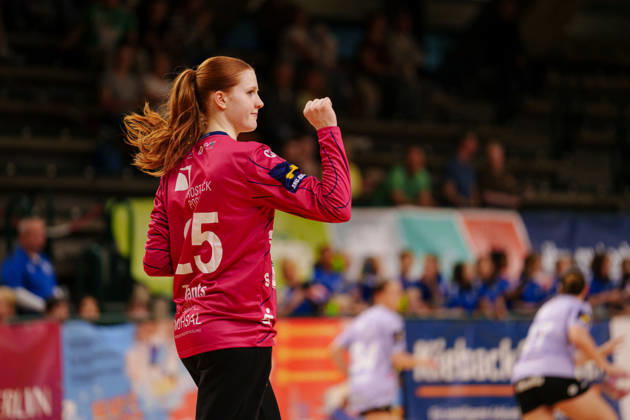 2 Asco Women s Handball Bundesliga, Matchday 3: Füchse Berlin vs. Rostocker Handball Club; Ylva Elin Tants of the Rostocker Handball Club clenches her fist on September 12, 2026, at the Charlottenburg Sports Hall, Berlin, Berlin, Berlin, Charlottenburg Sports Hall, Berlin, Germany