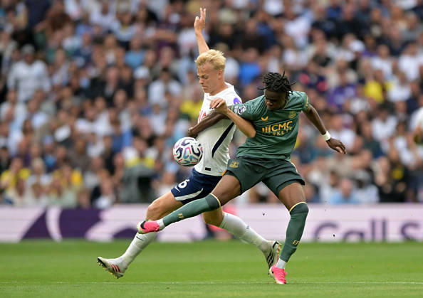 Tottenham Hotspur V Everton. Premier League. Jan Paul van Hecke (Spurs) and Tyrique George (Everton) during the Tottenham Hotspur V Everton Premier League match at the Tottenham Hotspur Stadium, London. This Image is for EDITORIAL USE ONLY. Licence required from the Football DataCo for any other use. Tottenham Tottenham Hotspur Stadium UK Copyright: xMartinxDaltonx Spurs_Everton_120926_MD_09