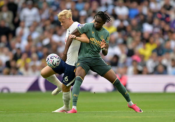 Tottenham Hotspur V Everton. Premier League. Jan Paul van Hecke (Spurs) and Tyrique George (Everton) during the Tottenham Hotspur V Everton Premier League match at the Tottenham Hotspur Stadium, London. This Image is for EDITORIAL USE ONLY. Licence required from the Football DataCo for any other use. Tottenham Tottenham Hotspur Stadium UK Copyright: xMartinxDaltonx Spurs_Everton_120926_MD_10