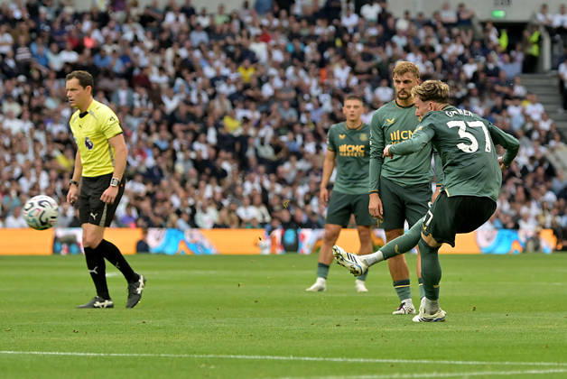 Tottenham Hotspur V Everton. Premier League. James Garner (Everton) has a shot during the Tottenham Hotspur V Everton Premier League match at the Tottenham Hotspur Stadium, London. This Image is for EDITORIAL USE ONLY. Licence required from the Football DataCo for any other use. Tottenham Tottenham Hotspur Stadium UK Copyright: xMartinxDaltonx Spurs_Everton_120926_MD_25