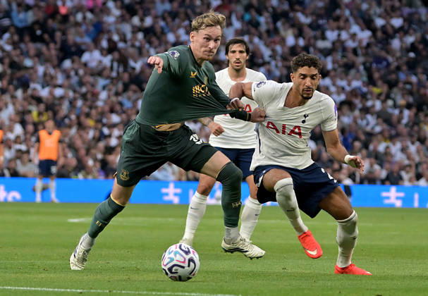 Tottenham Hotspur V Everton. Premier League. James Garner (Everton) and Omar Marmoush (Spurs) during the Tottenham Hotspur V Everton Premier League match at the Tottenham Hotspur Stadium, London. This Image is for EDITORIAL USE ONLY. Licence required from the Football DataCo for any other use. Tottenham Tottenham Hotspur Stadium UK Copyright: xMartinxDaltonx Spurs_Everton_120926_MD_43