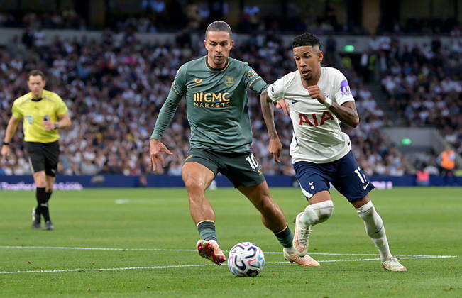 Tottenham Hotspur V Everton. Premier League. Jack Grealish (Everton) and Savio (Spurs) during the Tottenham Hotspur V Everton Premier League match at the Tottenham Hotspur Stadium, London. This Image is for EDITORIAL USE ONLY. Licence required from the Football DataCo for any other use. Tottenham Tottenham Hotspur Stadium UK Copyright: xMartinxDaltonx Spurs_Everton_120926_MD_51
