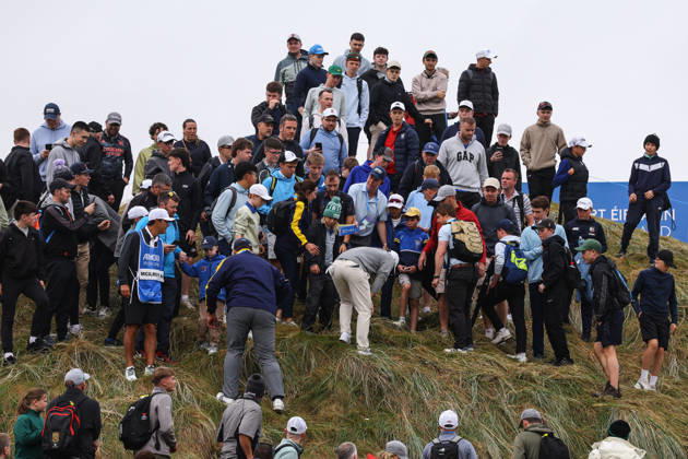 2026 Amgen Irish Open - Fourth Round, Trump International Golf Links, Doonbeg 13 9 2026 Rory McIlroy and fans look for his ball in the rough on the third Rory McIlroy and fans look for his ball in the rough on the third 13 9 2026  Copyright: xx BB2_9196
