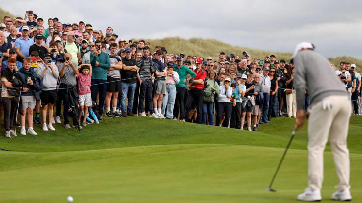 2026 Amgen Irish Open - Fourth Round, Trump International Golf Links, Doonbeg 13 9 2026 Fans look on a Rory McIlroy putts short on the seventeenth green Fans look on a Rory McIlroy putts short on the seventeenth green 13 9 2026  Copyright: xx BB2_9416
