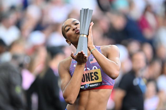World Athletics Ultimate Championship - Budapest: Day Three BUDAPEST, HUNGARY - SEPTEMBER 13: Jasmine Jones of Team United States lifts her World Athletics Ultimate Championship trophy after victory in the Women s 400 Metres Hurdles Final during Day 3 of the World Athletics Ultimate Championship at National Athletics Centre on September 13, 2026 in Budapest, Hungary. Mustafa Yalcin Anadolu Budapest Hungary. Editorial use only. Please get in touch for any other usage.  Copyright: x2026xAnadoluxMustafaxYalcinx