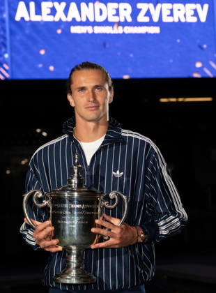 2026 US Open - Day 15 NEW YORK, NEW YORK - SEPTEMBER 13: Alexander Zverev of Germany poses with the trophy in front of the Arthur Ashe Stadium after winning the men™s singles final against Ben Shelton of the United States (not pictured) during the 2026 US Open - Day 15 at USTA Billie Jean King National Tennis Center on September 13, 2026 in New York, New York. New York USTA Billie Jean King National Tennis Center New York United States Copyright: xSusanxMullane ISIxPhotosx 9760