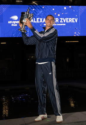 2026 US Open - Day 15 NEW YORK, NEW YORK - SEPTEMBER 13: Alexander Zverev of Germany poses with the trophy in front of the Arthur Ashe Stadium after winning the men™s singles final against Ben Shelton of the United States (not pictured) during the 2026 US Open - Day 15 at USTA Billie Jean King National Tennis Center on September 13, 2026 in New York, New York. New York USTA Billie Jean King National Tennis Center New York United States Copyright: xSusanxMullane ISIxPhotosx 9760