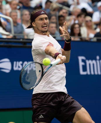 2026 US Open - Day 15 NEW YORK, NEW YORK - SEPTEMBER 13: Alexander Zverev of Germany returns a shot during the men’s singles final against Ben Shelton of the United States during the 2026 US Open - Day 15 at USTA Billie Jean King National Tennis Center on September 13, 2026 in New York, New York. New York USTA Billie Jean King National Tennis Center New York United States Copyright: xSusanxMullane ISIxPhotosx 9760