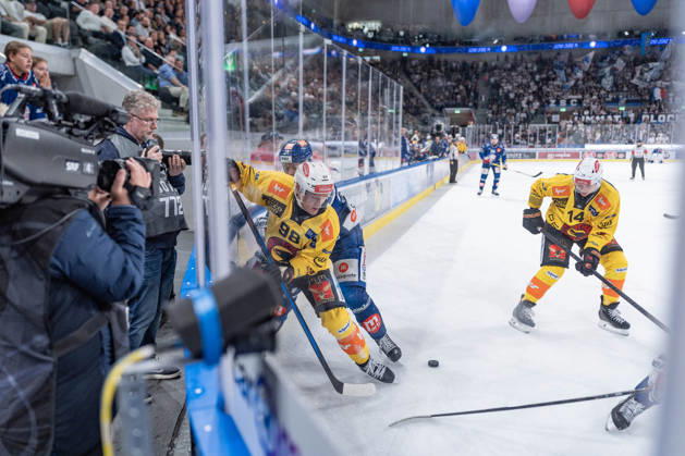 September 15, 2026, Zurich, Swiss Life Arena, National League: ZSC Lions vs. SC Bern, 98 Benjamin Baumgartner (Bern), 14 Louis Füllemann (Bern), Zurich, Swiss Life Arena, Zurich, Switzerland Copyright: xJustPictures.ch StefanxEmchx jp-de-StEm-DSC0007920260915