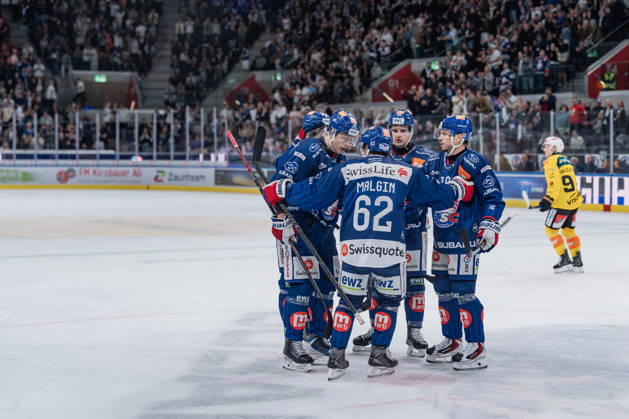 September 15, 2026, Zurich, Swiss Life Arena, National League: ZSC Lions vs. SC Bern, Goal Celebration: ZSC Lions 62 Denis Malgin (ZSC), 10 Sven Andrighetto (ZSC), Zurich, Swiss Life Arena, Zurich, Switzerland Copyright: xJustPictures.ch StefanxEmchx jp-de-StEm-DSC0157420260915