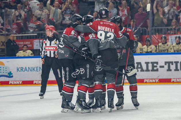 The Cologne players celebrate the goal that tied the game at 2–2, scored by Valtteri Kemilainen of the Cologne Haie. Match 13: Cologne Haie vs. Grizzlys Wolfsburg, ice hockey, Penny DEL, Matchday 1, 2026–2027 season, September 18, 2026, Cologne Haie vs. Grizzlys Wolfsburg, Ice Hockey, Penny DEL, Matchday 1, 2026–2027 Season, September 18, 2026, Cologne Copyright: xEibner-Pressefoto ThomasxHaeslerx EP_THR