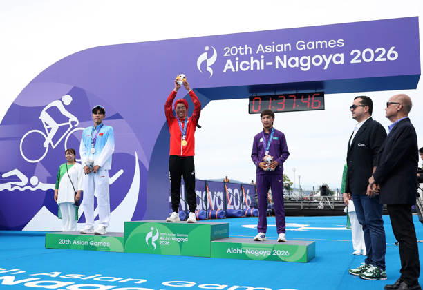 (260920) -- NAGOYA, Sept. 20, 2026 -- Gold medalist Hojo Takumi (C) of Japan, silver medalist Zhang Xirui (L) of China and bronze medalist Arlan Zhanabay of Kazakhstan pose during the victory ceremony for the men s individual final of triathlon at the 20th Asian Games Aichi-Nagoya 2026 in Gamagori City of Aichi Prefecture, Japan, Sept. 20, 2026. ) (SP)JAPAN-NAGOYA-ASIAN GAMES-TRIATHLON-MEN S INDIVIDUAL DengxHua 