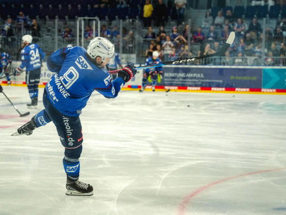 September 20, 2026, xwppx, Penny DEL Ice Hockey, Adler Mannheim vs. Eisbären Berlin, from left: Leon Gawanke, Adler Mannheim