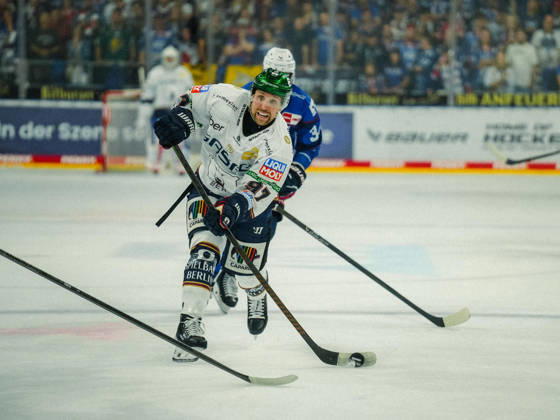 September 20, 2026, xwppx, Penny DEL Ice Hockey, Adler Mannheim vs. Eisbären Berlin; from left: Gabriel Fontaine, Eisbären Berlin, shooting on goal