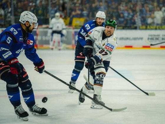 September 20, 2026, xwppx, Penny DEL Ice Hockey, Adler Mannheim vs. Eisbären Berlin; from left: Gabriel Fontaine, Eisbären Berlin, shooting on goal