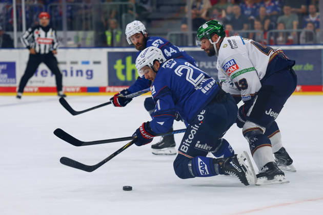 From left in a one-on-one battle: Kris Bennet (Adler Mannheim), 21, Patrick Khdodorenko (Eisbären Berlin), 13 GER Adler Mannheim Eisbären Berlin Ice Hockey DEL, Matchday 2, 2026–2027 Season, September 20, 2026 GER Adler Mannheim Eisbären Berlin Ice Hockey PENNY DEL, Matchday 2, 2026–2027 Season September 20, 2026, Mannheim Copyright: xEibner-Pressefoto JoergxHirschx EP_JHH