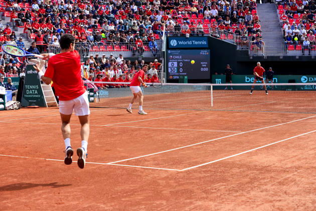 Tenis, Chile vs Espana. Copa Davis 2026. Los tenistas espanoles Jaume Munar izquierda y Pedro Martinez, devuelven la pelota, a Tomas Barrios y Alejandro Tabilo de Chile durante el partido de dobles de la Copa Davis valido por la segunda ronda de clasificatorios para el Grupo Mundials, disputado en el Court Central Anita Lizana, Parque Estadio Nacional en Santiago de Chile. 20 09 2026 Pepe Alvujar Photosport Tenis, Chile vs Espana. Copa Davis 2026. Spanish tennis players Jaume Munar left and Pedro Martinez return the ball to Tomas Barrios and Alejandro Tabilo of Chile during the Davis Cup doubles match valid for the second round of qualifiers for the World Group, played at the Anita Lizana Central Court, National Stadium Park in Santiago, Chile. 20 09 2026 Pepe Alvujar Photosport Chile vs Espana dia 2, Copa Davis 2026 