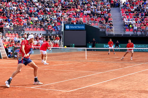 Tenis, Chile vs Espana. Copa Davis 2026. Los tenistas chilenos Tomas Barrios derecha y Alejandro Tabilo, devuelven la pelota, a Jaume Munar y Pedro Martinez de Espana durante el partido de dobles de la Copa Davis valido por la segunda ronda de clasificatorios para el Grupo Mundials, disputado en el Court Central Anita Lizana, Parque Estadio Nacional en Santiago de Chile. 20 09 2026 Pepe Alvujar Photosport Tenis, Chile vs Espana. Copa Davis 2026. Chilean tennis players Tomas Barrios right and Alejandro Tabilo return the ball to Jaume Munar and Pedro Martinez of Spain during the Davis Cup doubles match valid for the second round of qualifiers for the World Group, played at the Anita Lizana Central Court, National Stadium Park in Santiago, Chile. 20 09 2026 Pepe Alvujar Photosport Chile vs Espana dia 2, Copa Davis 2026 