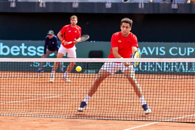 Tenis, Chile vs Espana. Copa Davis 2026. Los tenistas espanoles Jaume Munar derecha y Pedro Martinez, devuelven la pelota, a Tomas Barrios y Alejandro Tabilo de Chile durante el partido de dobles de la Copa Davis valido por la segunda ronda de clasificatorios para el Grupo Mundials, disputado en el Court Central Anita Lizana, Parque Estadio Nacional en Santiago de Chile. 20 09 2026 Pepe Alvujar Photosport Tenis, Chile vs Espana. Copa Davis 2026. Spanish tennis players Jaume Munar right and Pedro Martinez return the ball to Tomas Barrios and Alejandro Tabilo of Chile during the Davis Cup doubles match valid for the second round of qualifiers for the World Group, played at the Anita Lizana Central Court, National Stadium Park in Santiago, Chile. 20 09 2026 Pepe Alvujar Photosport Chile vs Espana dia 2, Copa Davis 2026 