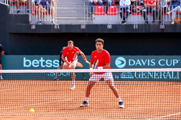 Tenis, Chile vs Espana. Copa Davis 2026. Los tenistas espanoles Jaume Munar derecha y Pedro Martinez, devuelven la pelota, a Tomas Barrios y Alejandro Tabilo de Chile durante el partido de dobles de la Copa Davis valido por la segunda ronda de clasificatorios para el Grupo Mundials, disputado en el Court Central Anita Lizana, Parque Estadio Nacional en Santiago de Chile. 20 09 2026 Pepe Alvujar Photosport Tenis, Chile vs Espana. Copa Davis 2026. Spanish tennis players Jaume Munar right and Pedro Martinez return the ball to Tomas Barrios and Alejandro Tabilo of Chile during the Davis Cup doubles match valid for the second round of qualifiers for the World Group, played at the Anita Lizana Central Court, National Stadium Park in Santiago, Chile. 20 09 2026 Pepe Alvujar Photosport Chile vs Espana dia 2, Copa Davis 2026 