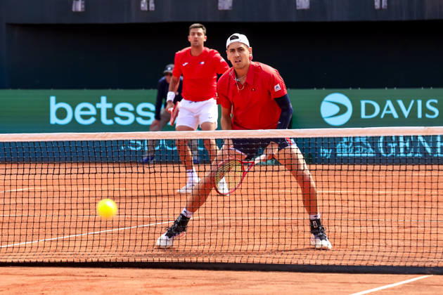 Tenis, Chile vs Espana. Copa Davis 2026. Los tenistas chilenos Tomas Barrios izquierda y Alejandro Tabilo, devuelven la pelota, a Jaume Munar y Pedro Martinez de Espana durante el partido de dobles de la Copa Davis valido por la segunda ronda de clasificatorios para el Grupo Mundials, disputado en el Court Central Anita Lizana, Parque Estadio Nacional en Santiago de Chile. 20 09 2026 Pepe Alvujar Photosport Tenis, Chile vs Espana. Copa Davis 2026. Chilean tennis players Tomas Barrios left and Alejandro Tabilo return the ball to Jaume Munar and Pedro Martinez of Spain during the Davis Cup doubles match valid for the second round of qualifiers for the World Group, played at the Anita Lizana Central Court, National Stadium Park in Santiago, Chile. 20 09 2026 Pepe Alvujar Photosport Chile vs Espana dia 2, Copa Davis 2026 