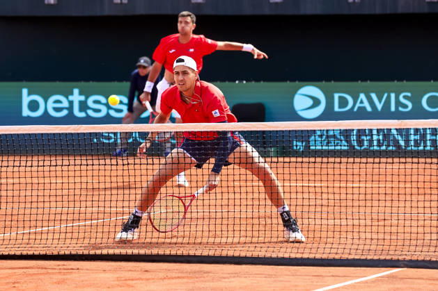 Tenis, Chile vs Espana. Copa Davis 2026. Los tenistas chilenos Tomas Barrios izquierda y Alejandro Tabilo, devuelven la pelota, a Jaume Munar y Pedro Martinez de Espana durante el partido de dobles de la Copa Davis valido por la segunda ronda de clasificatorios para el Grupo Mundials, disputado en el Court Central Anita Lizana, Parque Estadio Nacional en Santiago de Chile. 20 09 2026 Pepe Alvujar Photosport Tenis, Chile vs Espana. Copa Davis 2026. Chilean tennis players Tomas Barrios left and Alejandro Tabilo return the ball to Jaume Munar and Pedro Martinez of Spain during the Davis Cup doubles match valid for the second round of qualifiers for the World Group, played at the Anita Lizana Central Court, National Stadium Park in Santiago, Chile. 20 09 2026 Pepe Alvujar Photosport Chile vs Espana dia 2, Copa Davis 2026 