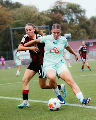 September 20, 2026, xhfmx, Women s Bundesliga 2, Eintracht Frankfurt II vs. Hertha BSC: Helene Schäfer of Eintracht Frankfurt U20 in a duel with opposing players in Frankfurt