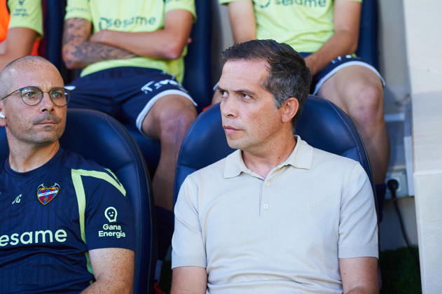 Head coach Luis Castro of Levante UD during the LaLiga EA Sports match between Villarreal CF and Levante UD at Estadio de la Cerámica on September 20, 2026, in Villarreal, Spain