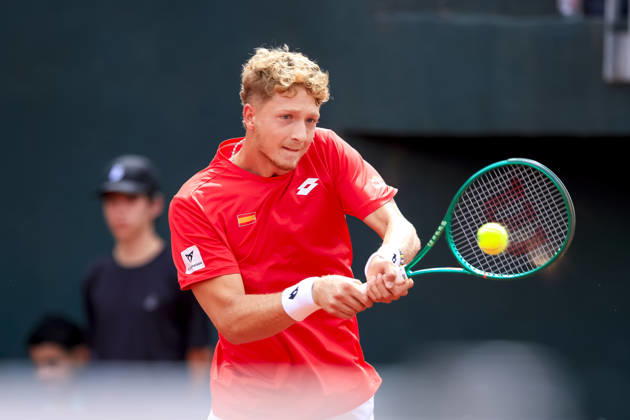 Tenis, Chile vs Espana. Copa Davis 2026. El jugador de Espana Martin Landaluce regresa la pelota frente a Matias Soto de Chile durante el partido de singles de la Copa Davis valido por la segunda ronda de clasificatorios para el Grupo Mundials, disputado en el Court Central Anita Lizana, Parque Estadio Nacional en Santiago de Chile. 20 09 2026 Pepe Alvujar Photosport Tenis, Chile vs Espana. Copa Davis 2026. The Spanish player Martin Landaluce returns the ball against Matias Soto of Chile during the Davis Cup singles match valid for the second round of qualifiers for the World Group, played at the Anita Lizana Central Court, National Stadium Park in Santiago, Chile. 20 09 2026 Pepe Alvujar Photosport Chile vs Espana dia 2, Copa Davis 2026 
